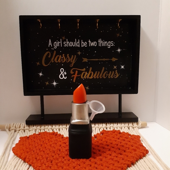 *NWT* 6oz. Red Lipstick Flask - Picture 2 of 5